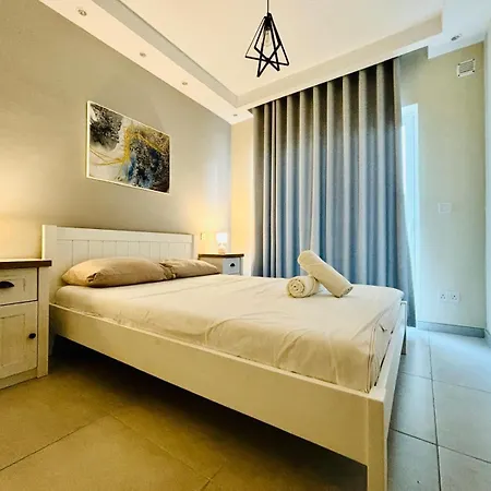 Stylish 2 Bedroom In *