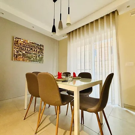 Stylish 2 Bedroom In Apartament *
