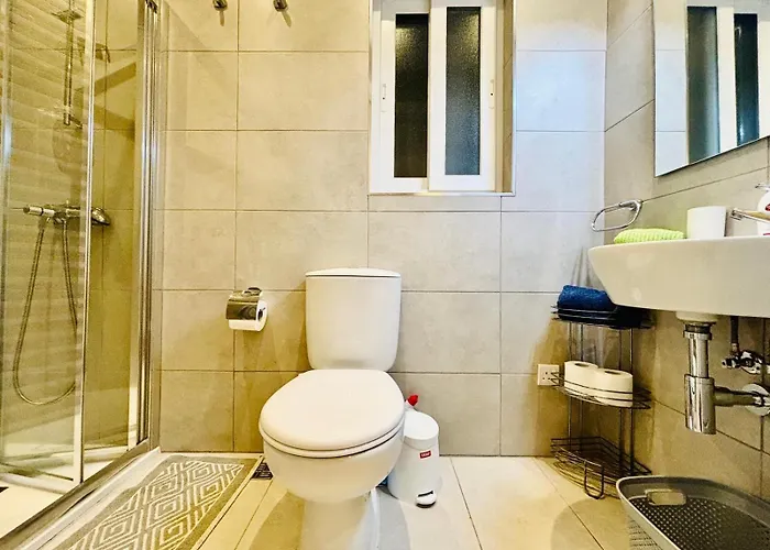 Stylish 2 Bedroom In *