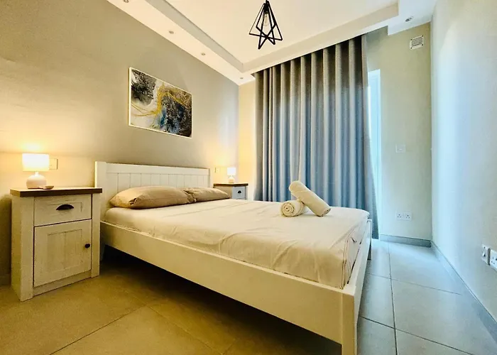 Stylish 2 Bedroom In *